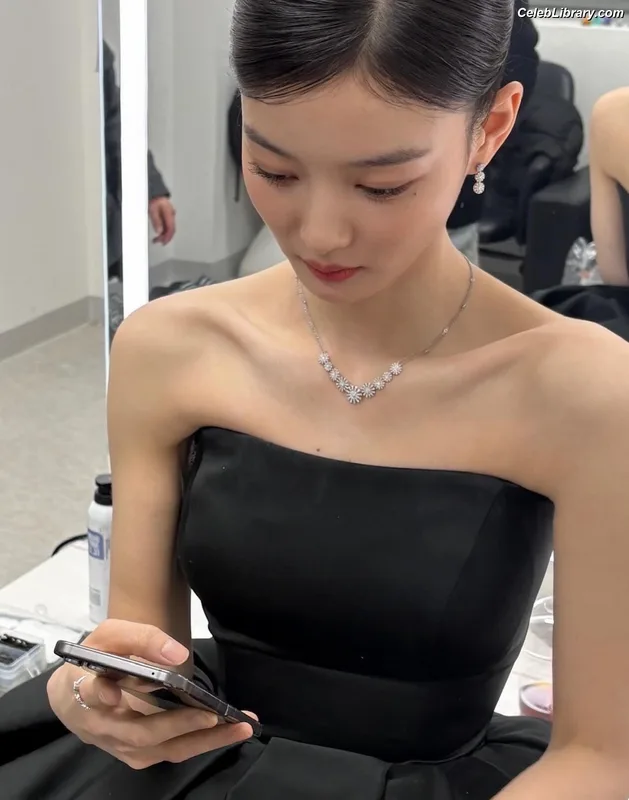 Kim Yoo Jung photo 11 of 139