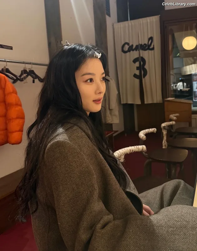 Kim Yoo Jung photo 15 of 139