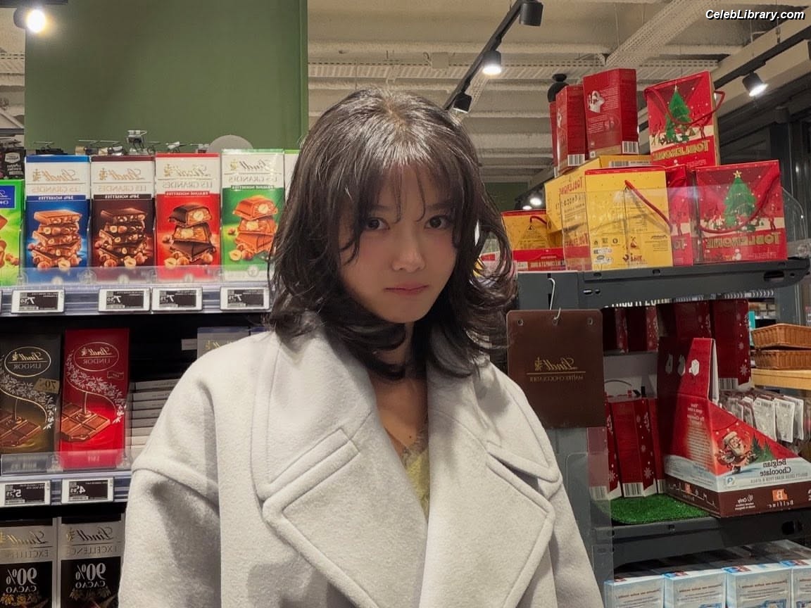 Kim Yoo Jung photo 12 of 139
