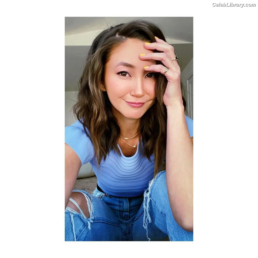 Kimiko Glenn photo 6 of 320