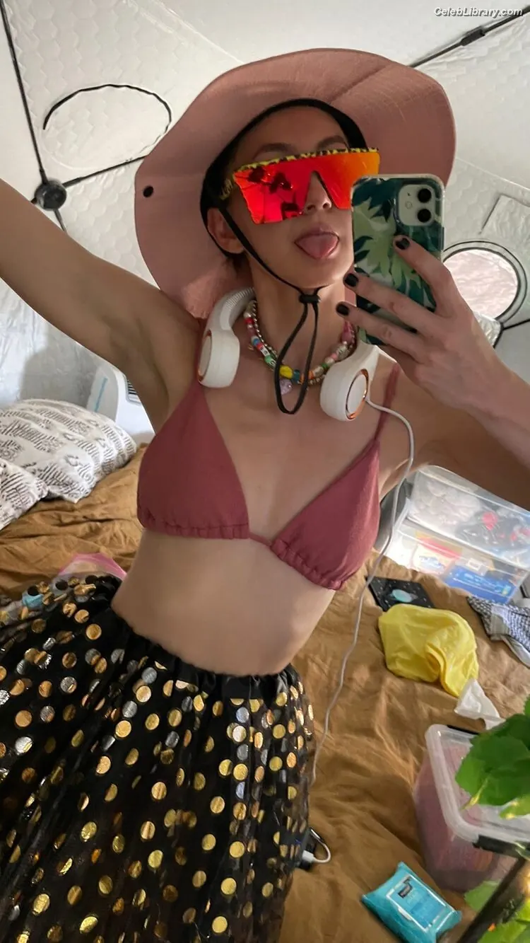 Kimiko Glenn photo 11 of 320
