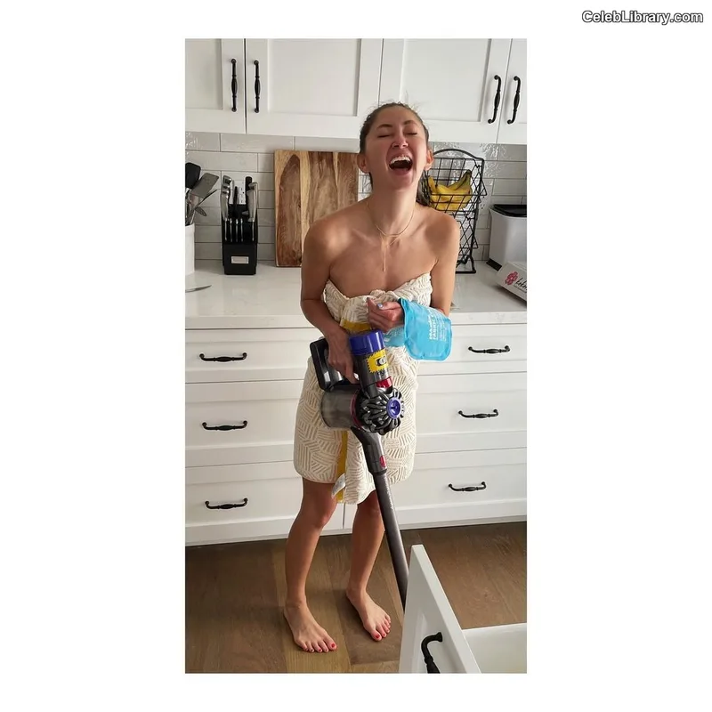Kimiko Glenn photo 8 of 321