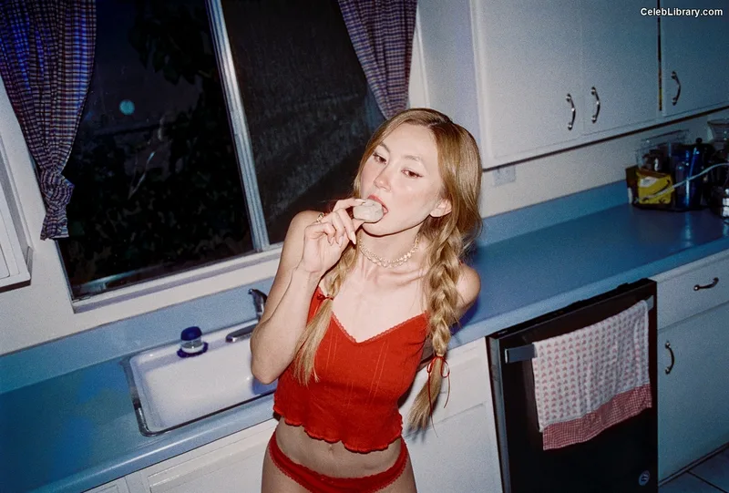 Kimiko Glenn photo 1 of 321
