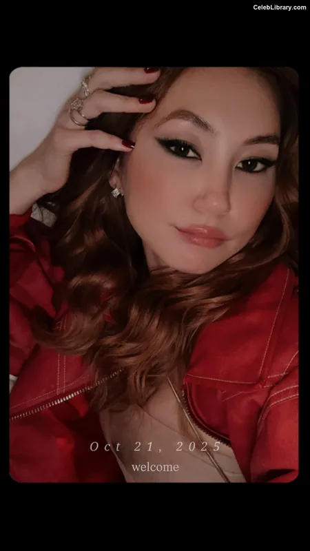 Kimiko Glenn photo 2 of 321