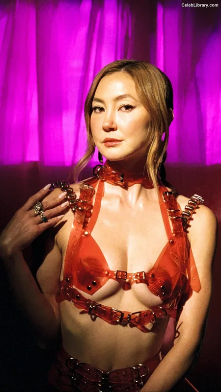 Kimiko Glenn photo 14 of 321