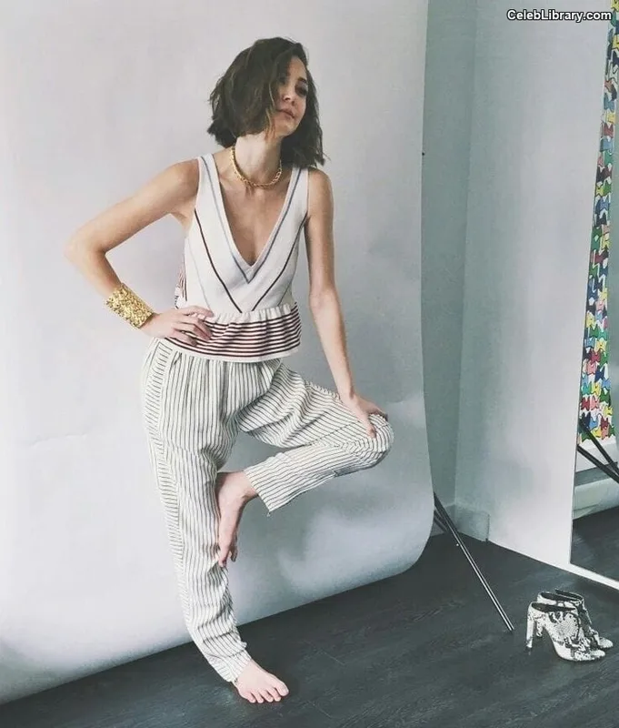 Kimiko Glenn photo 7 of 321