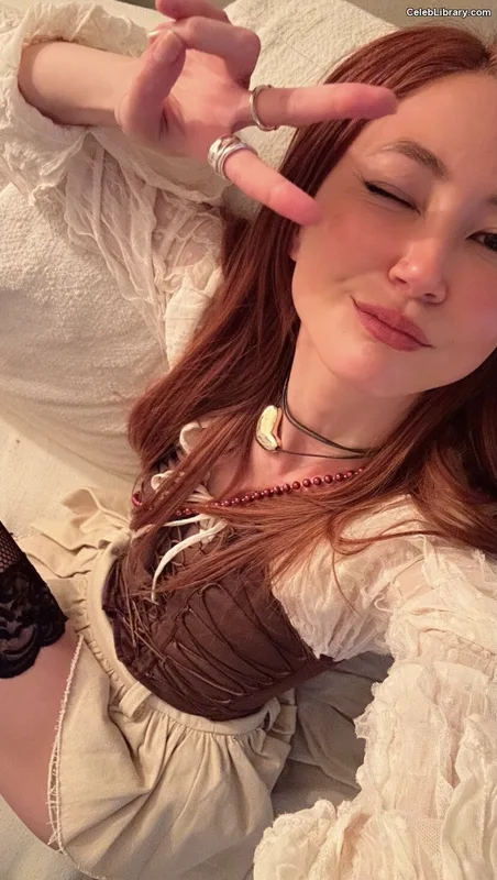 Kimiko Glenn photo 7 of 321