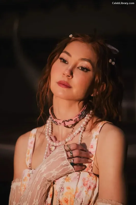 Kimiko Glenn photo 16 of 321
