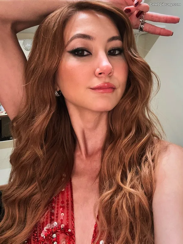 Kimiko Glenn photo 5 of 321