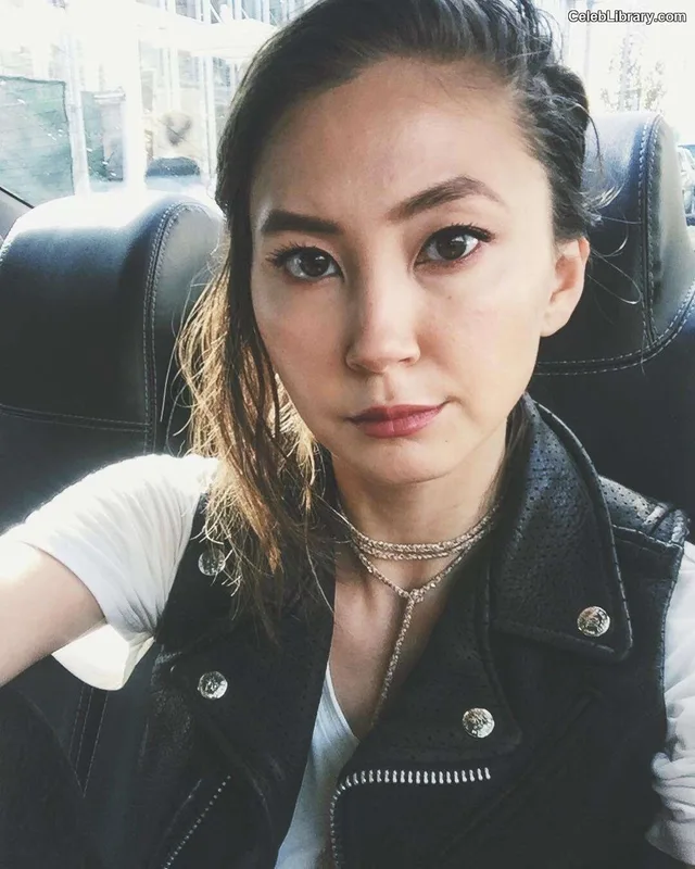 Kimiko Glenn photo 14 of 321