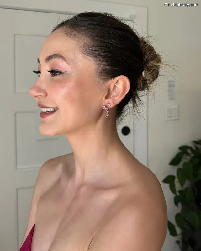Kimiko Glenn photo 5 of 321