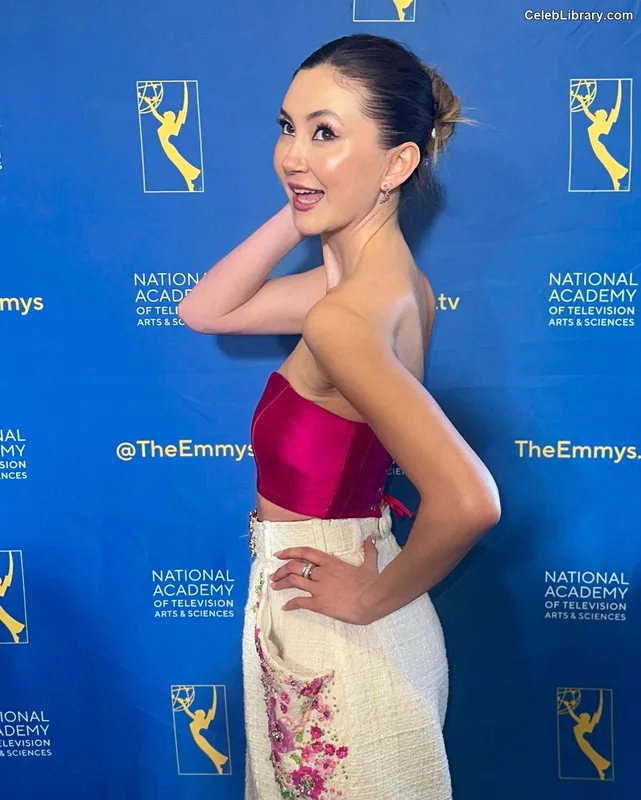 Kimiko Glenn photo 7 of 321