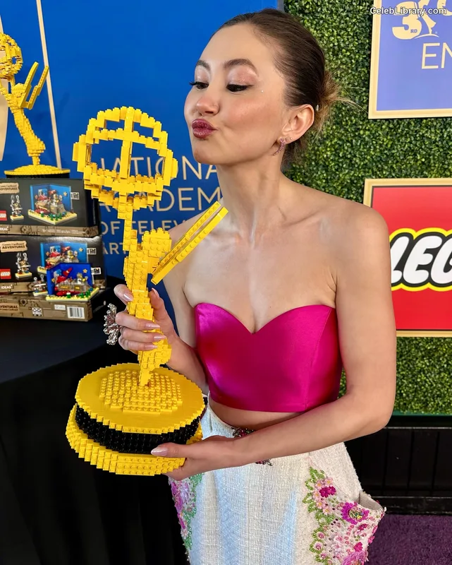 Kimiko Glenn photo 9 of 321
