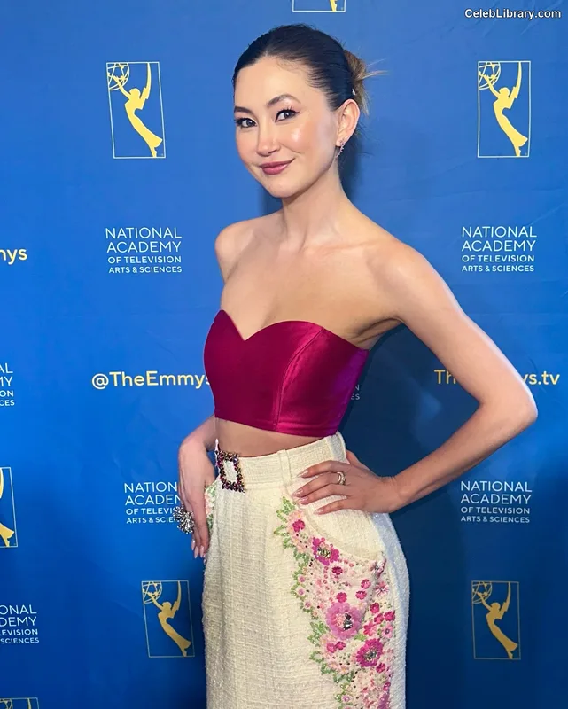 Kimiko Glenn photo 10 of 321