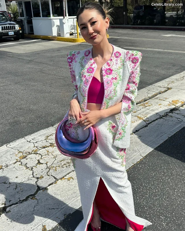 Kimiko Glenn photo 11 of 321