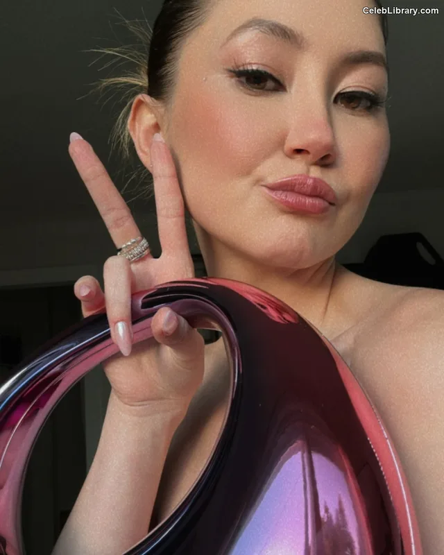 Kimiko Glenn photo 13 of 321