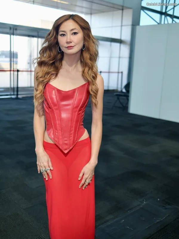 Kimiko Glenn photo 3 of 321