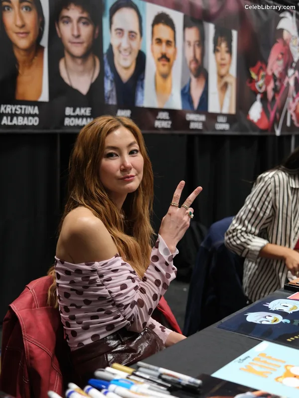 Kimiko Glenn photo 5 of 321