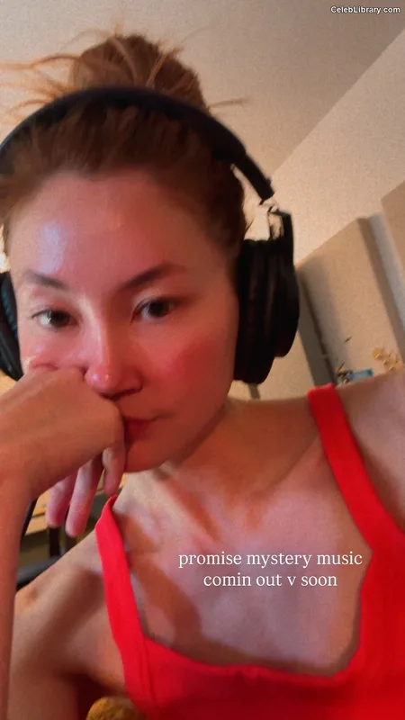 Kimiko Glenn photo 8 of 321