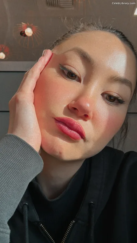 Kimiko Glenn photo 13 of 321
