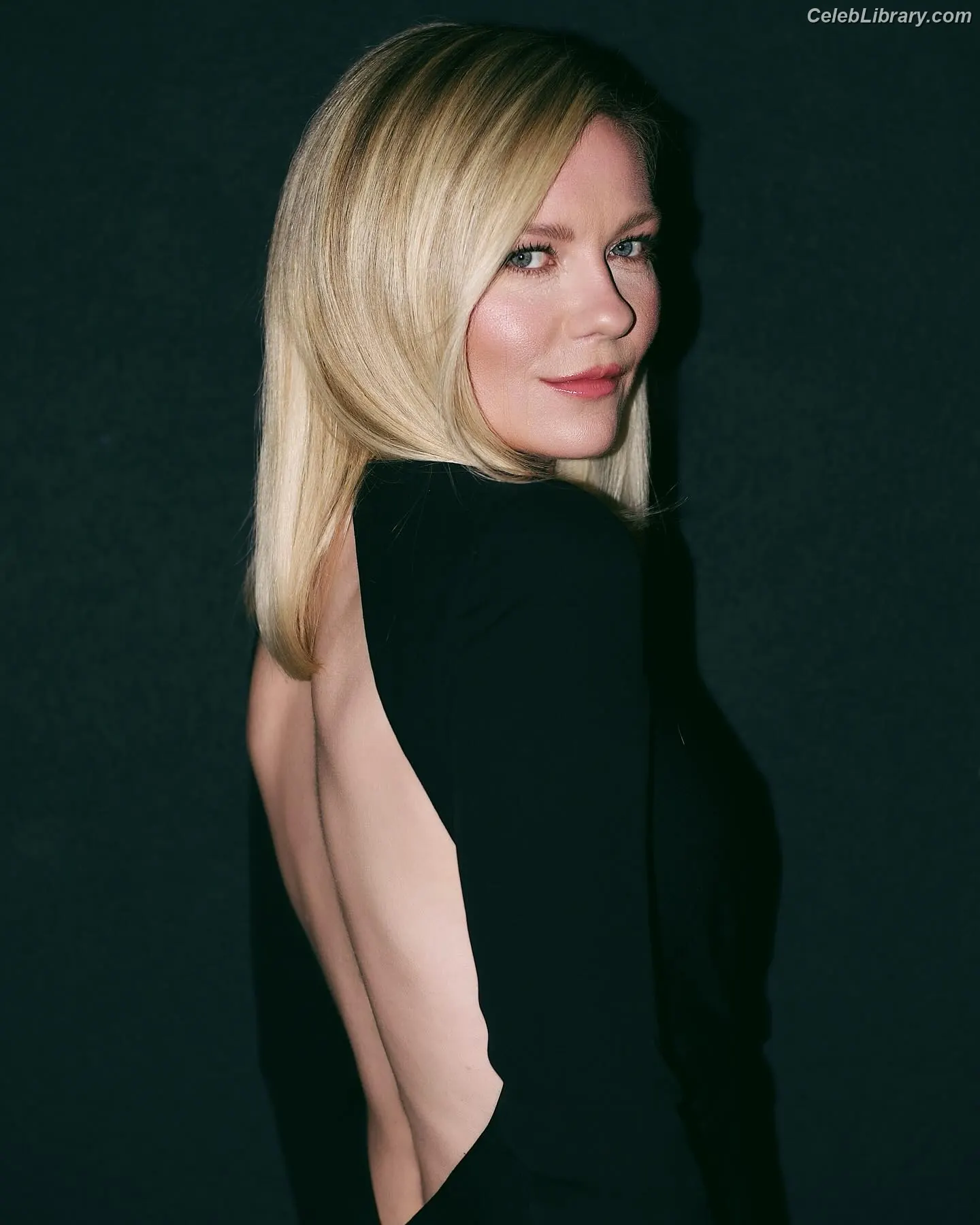Kirsten Dunst photo 7 of 300