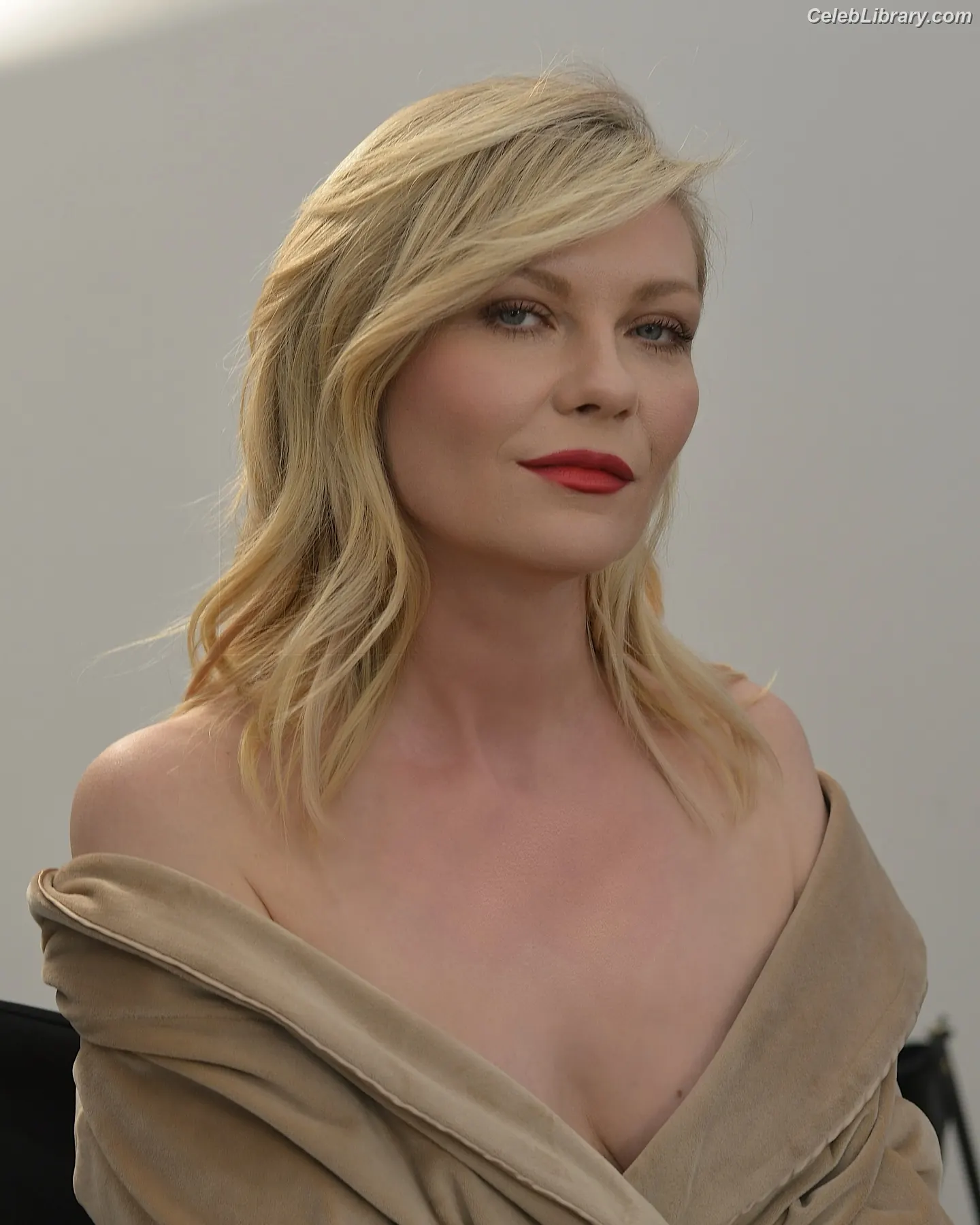 Kirsten Dunst photo 22 of 300