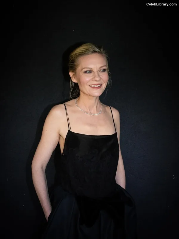 Kirsten Dunst photo 18 of 299