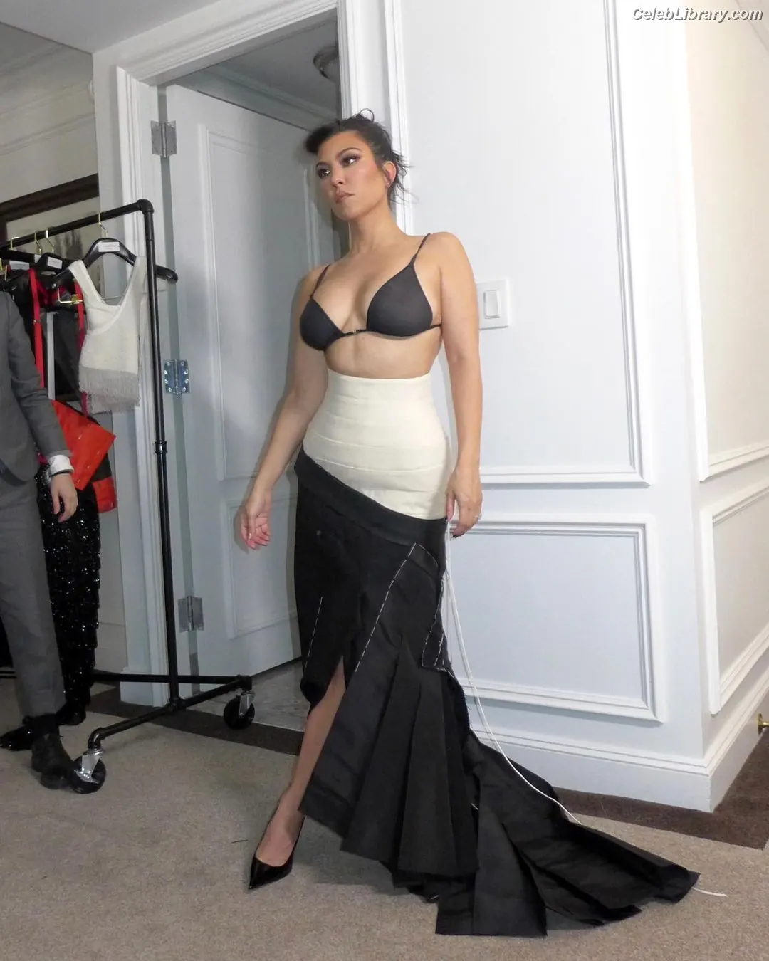 Kourtney Kardashian photo 11 of 605
