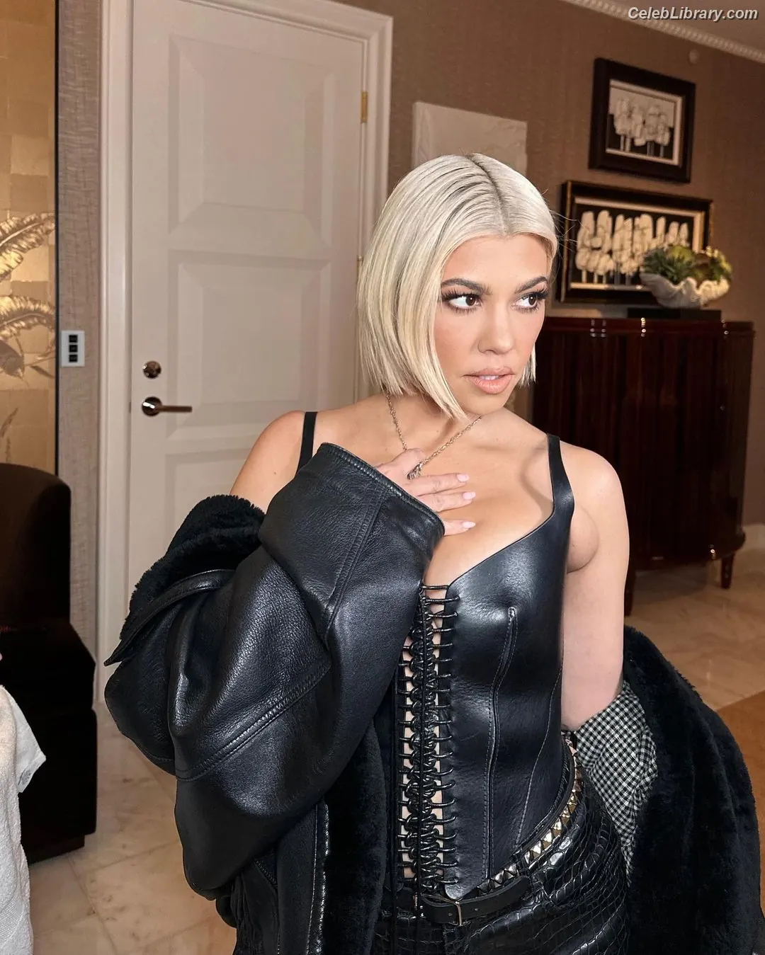 Kourtney Kardashian photo 9 of 605