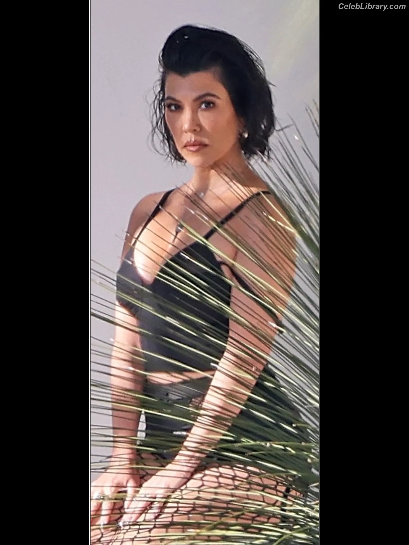Kourtney Kardashian photo 3 of 605