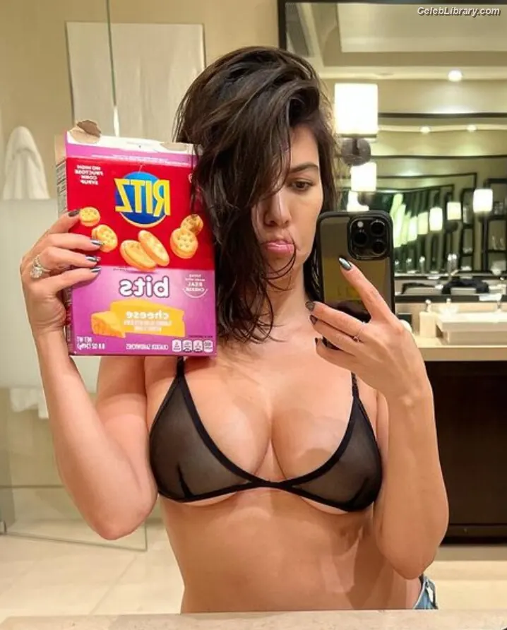 Kourtney Kardashian photo 9 of 605