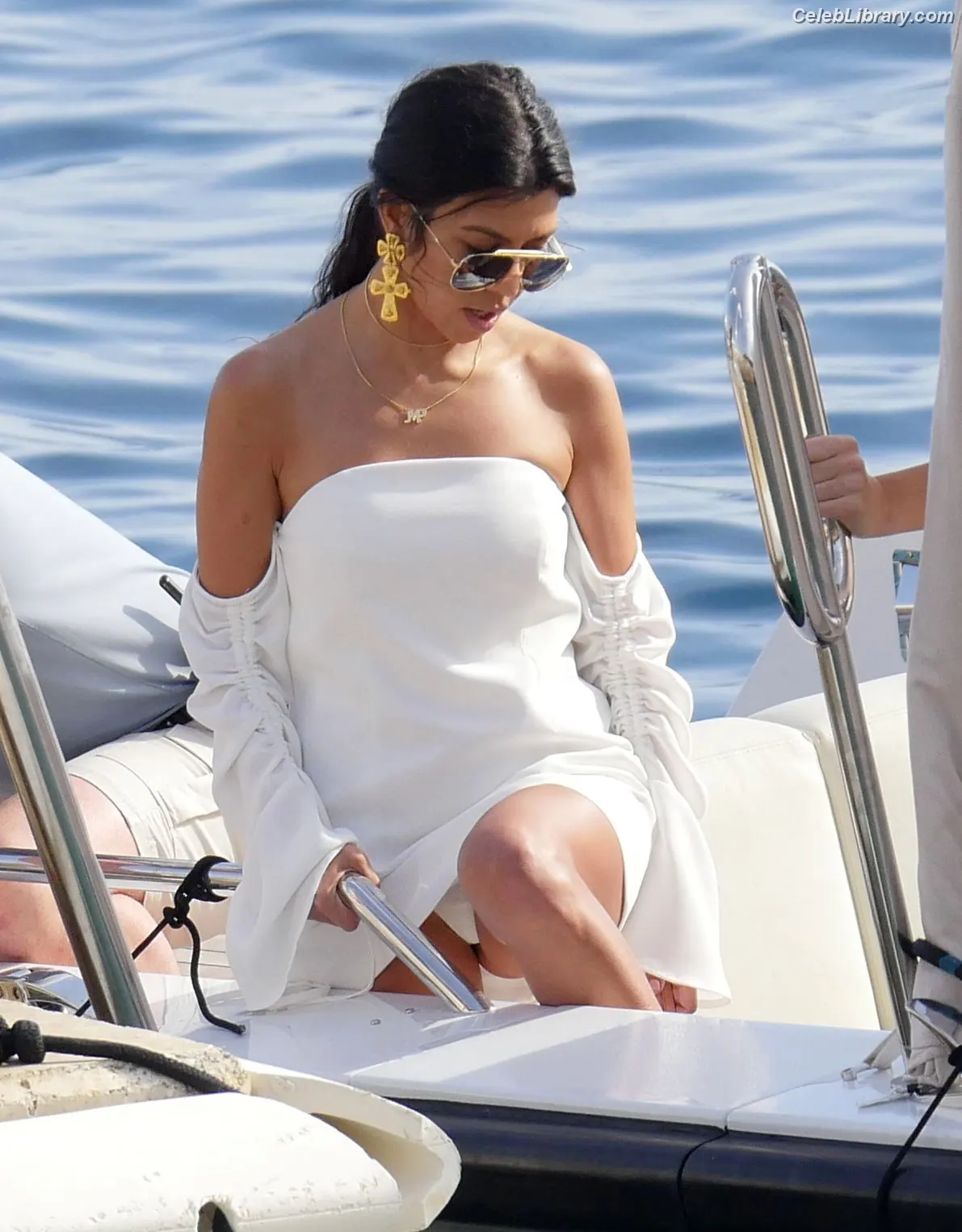 Kourtney Kardashian photo 3 of 605
