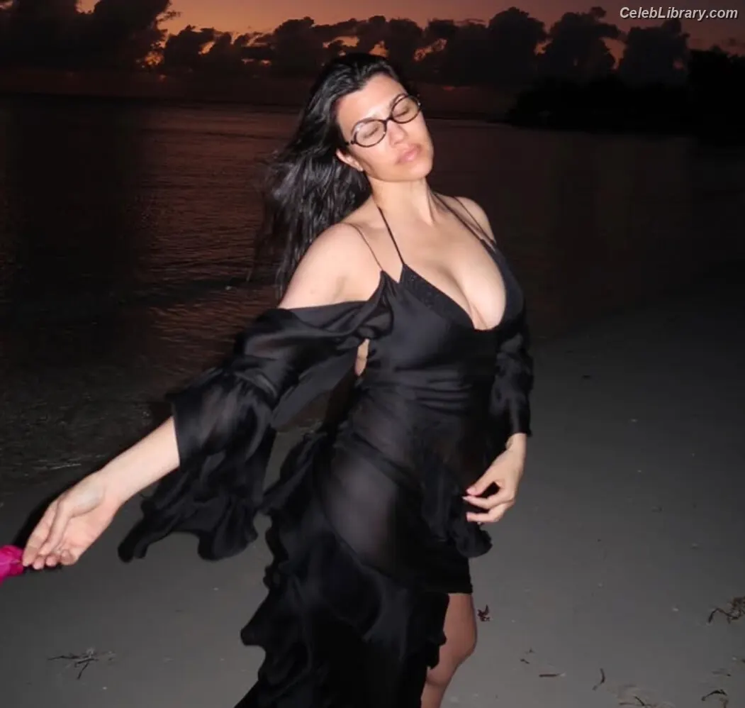 Kourtney Kardashian photo 11 of 605