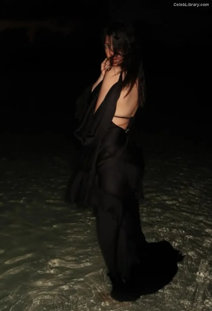 Kourtney Kardashian photo 12 of 605