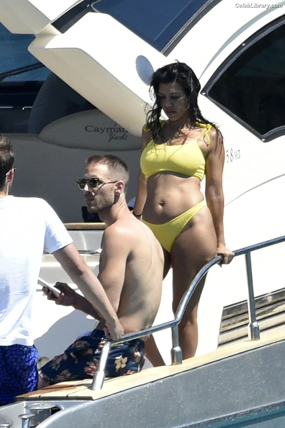 Kourtney Kardashian photo 3 of 605