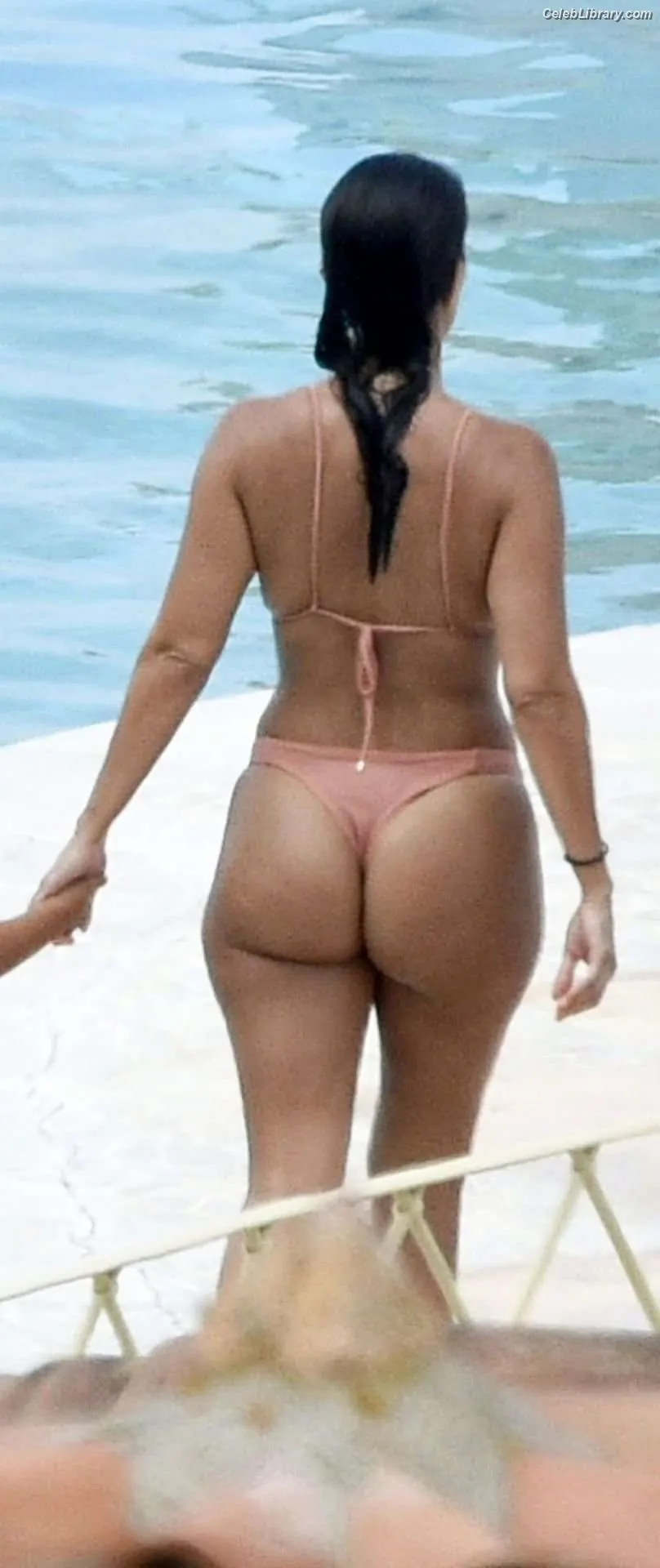 Kourtney Kardashian photo 22 of 605