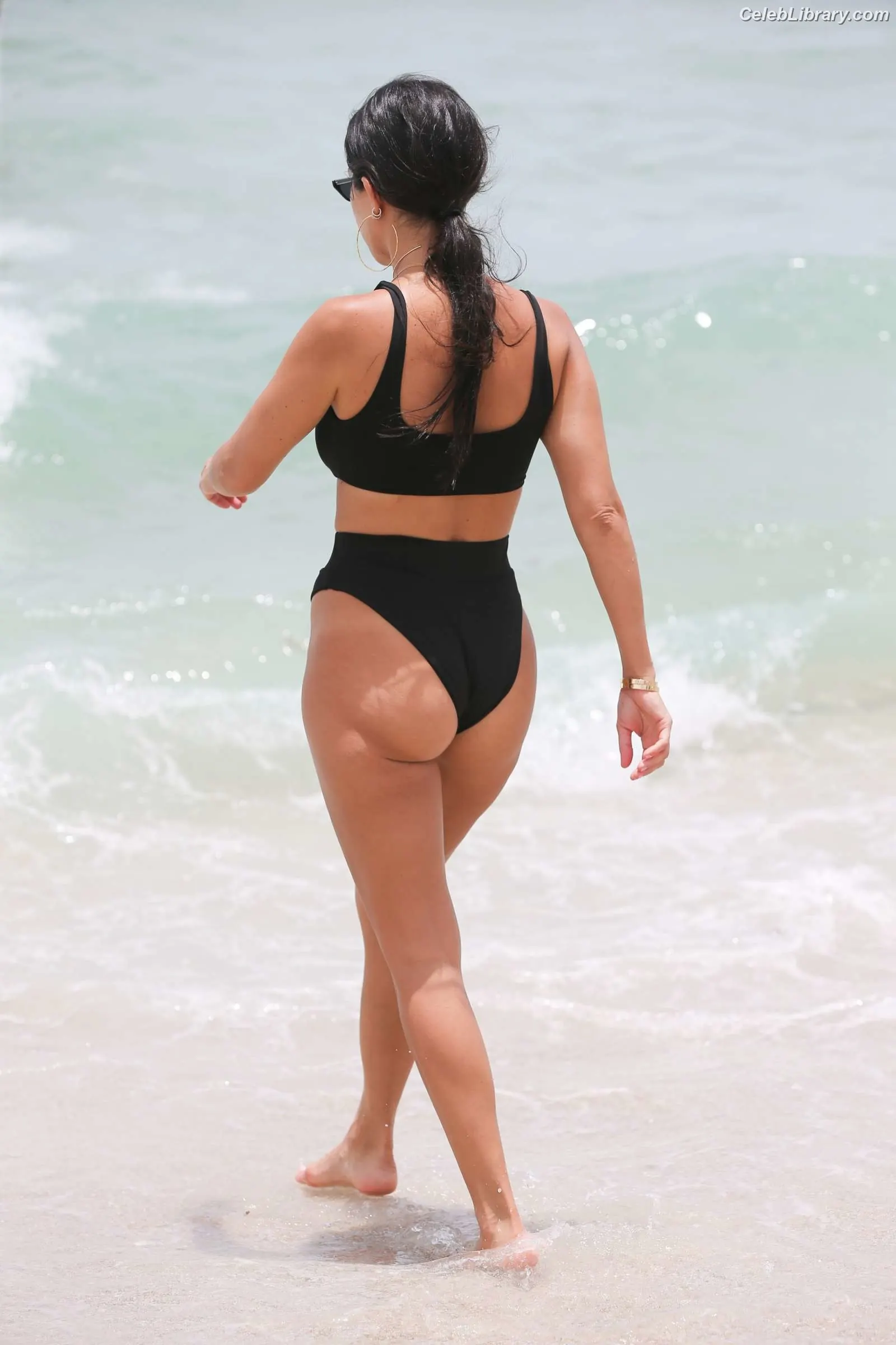 Kourtney Kardashian photo 6 of 605
