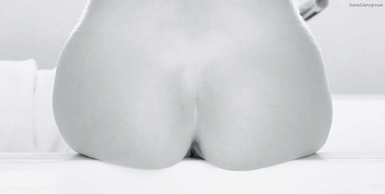 Kourtney Kardashian photo 12 of 605
