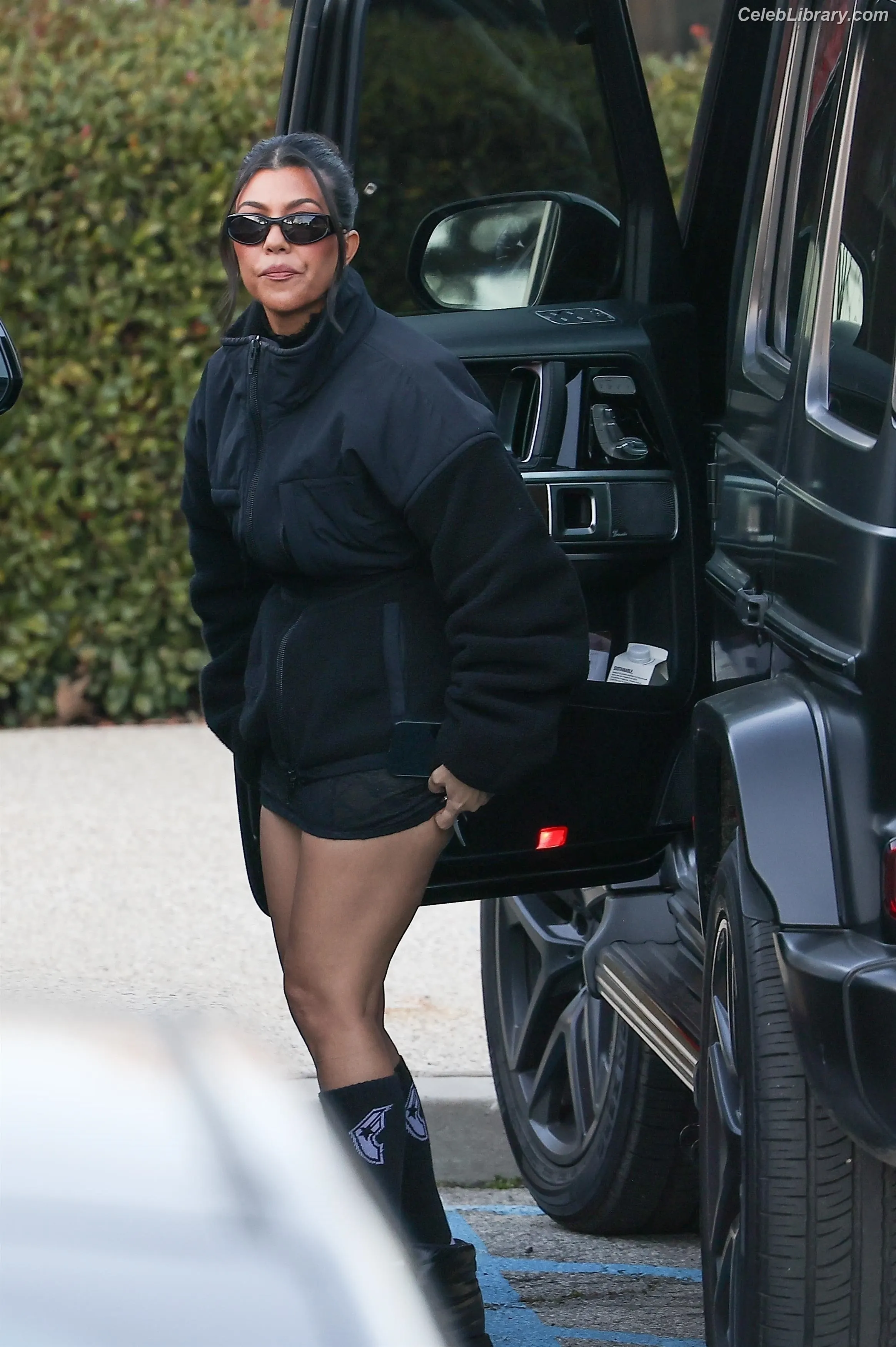 Kourtney Kardashian photo 5 of 605