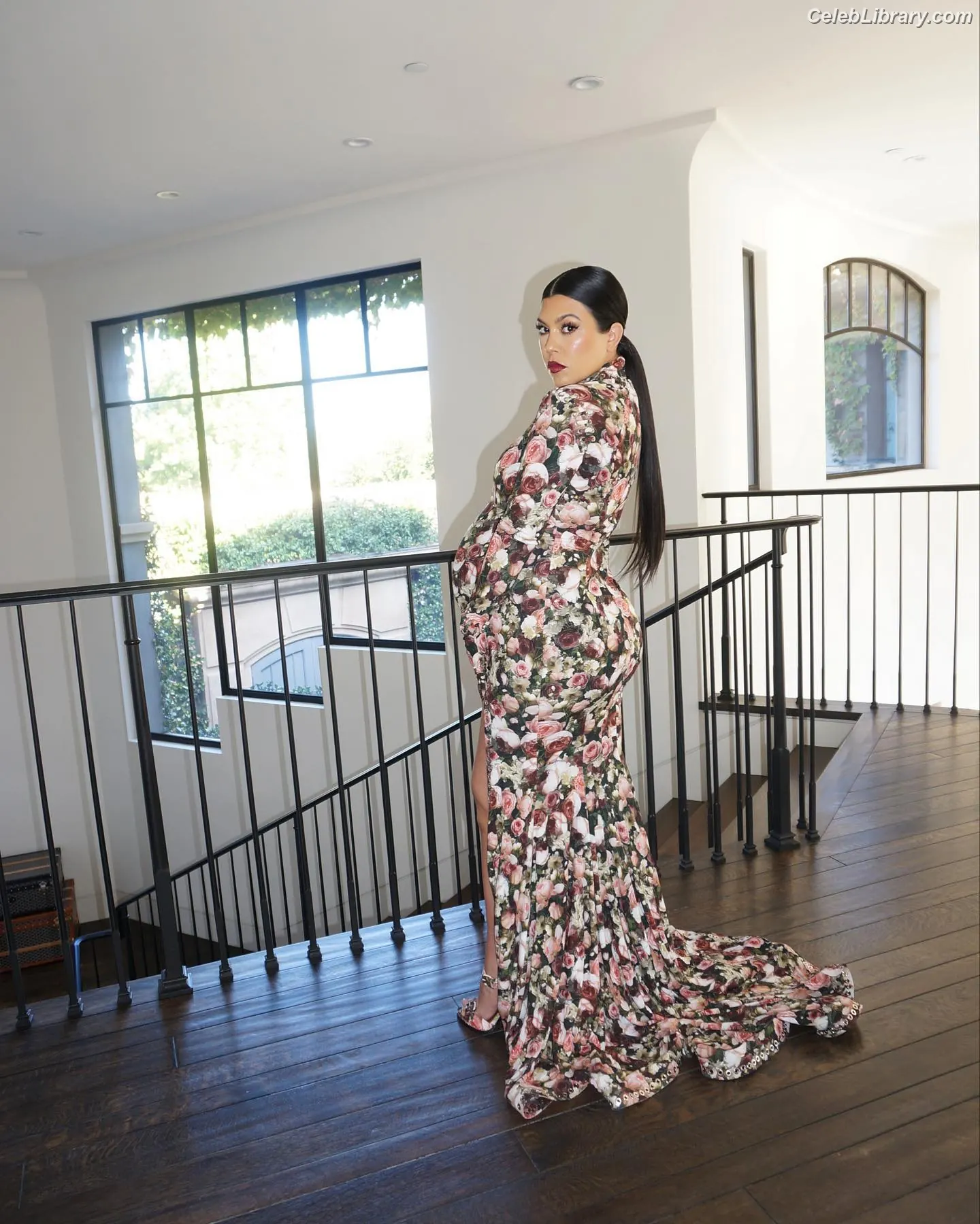 Kourtney Kardashian photo 22 of 605