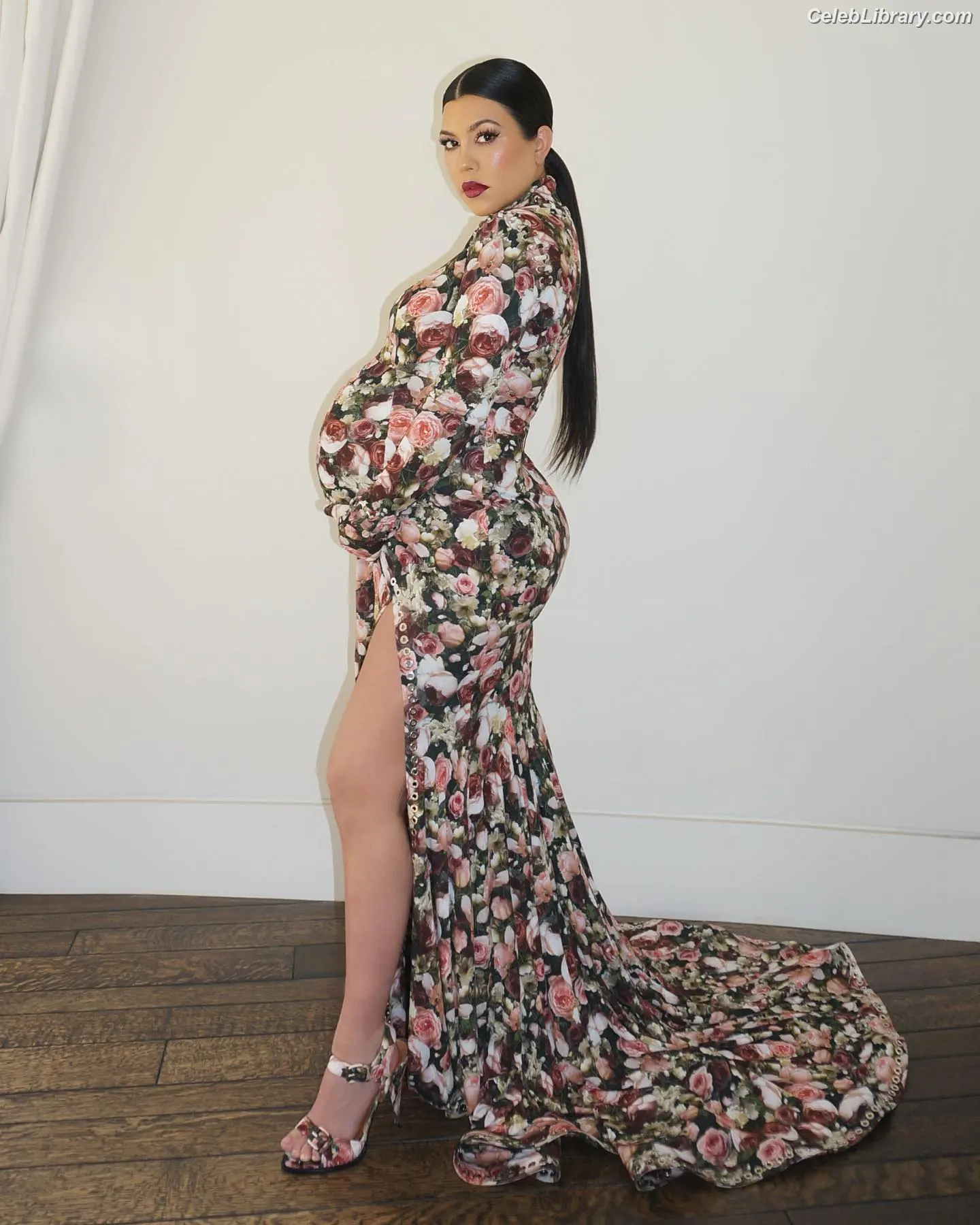 Kourtney Kardashian photo 23 of 605