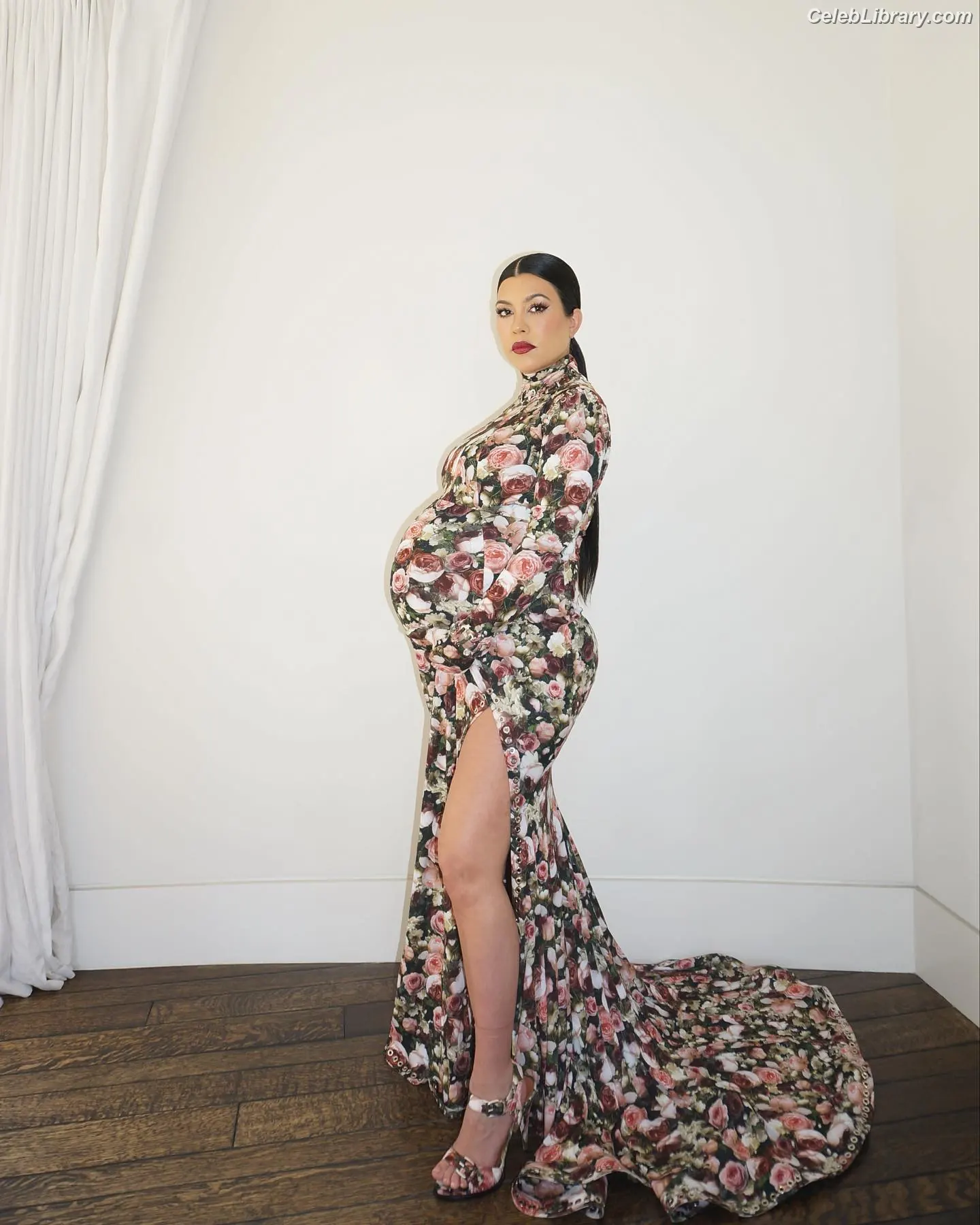 Kourtney Kardashian photo 1 of 605