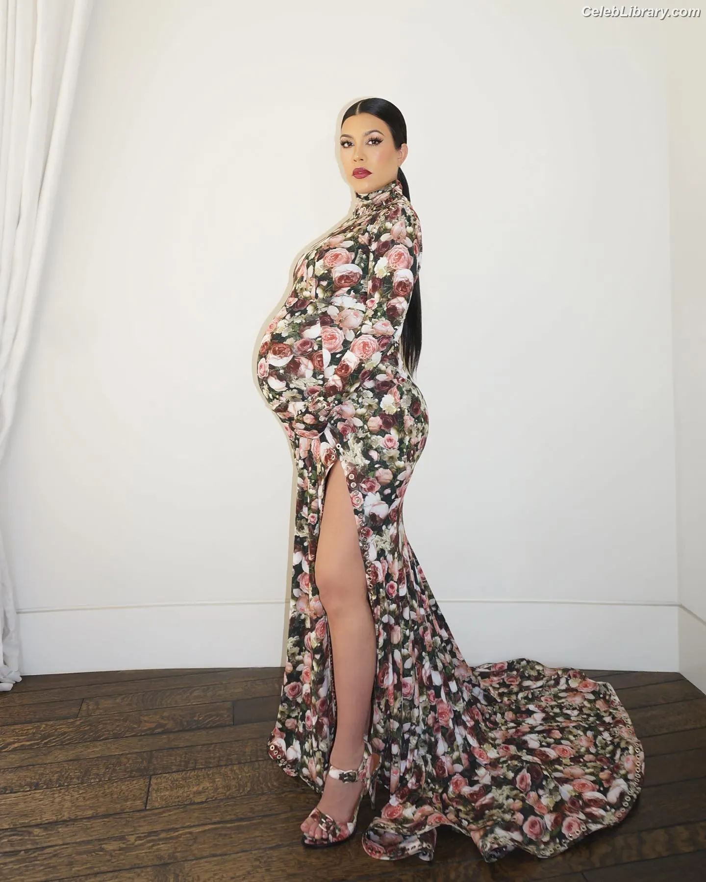 Kourtney Kardashian photo 2 of 605