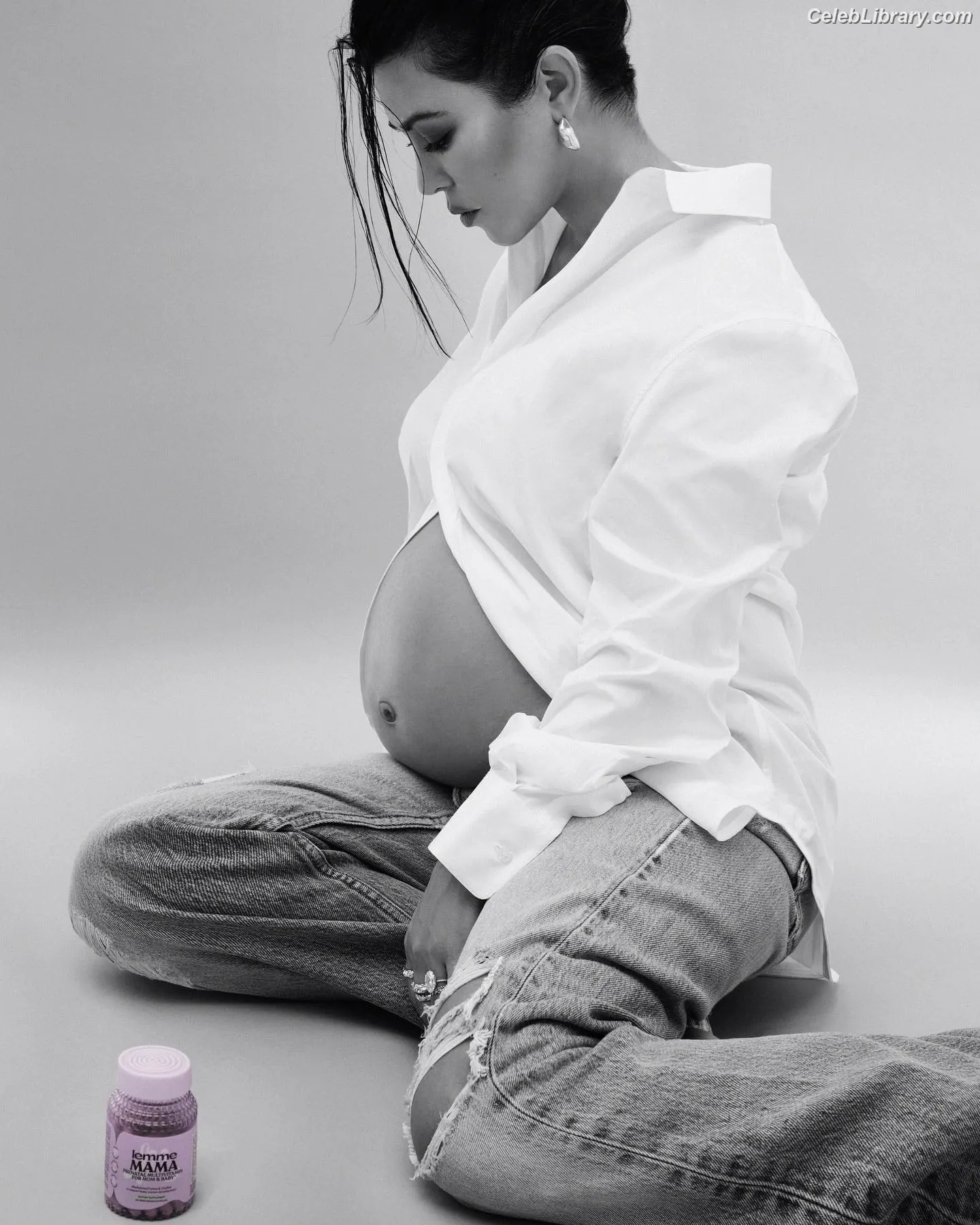 Kourtney Kardashian photo 4 of 605
