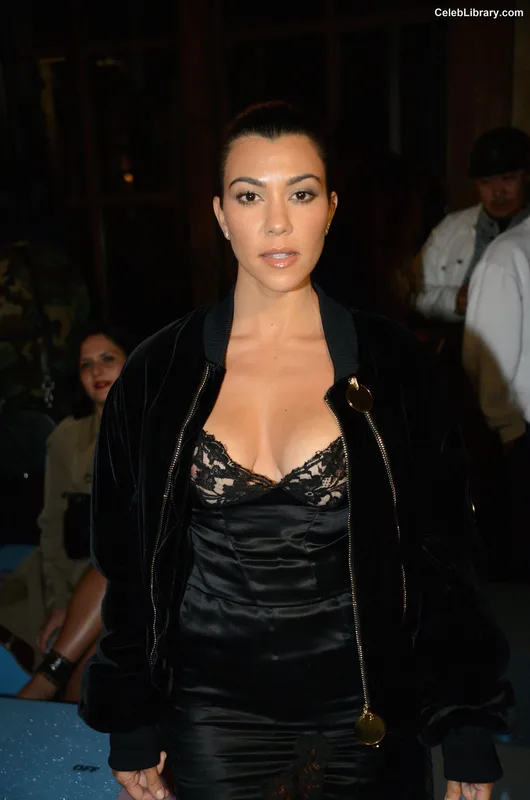 Kourtney Kardashian photo 6 of 603