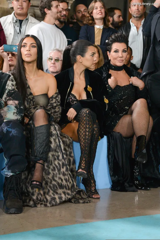 Kourtney Kardashian photo 1 of 603