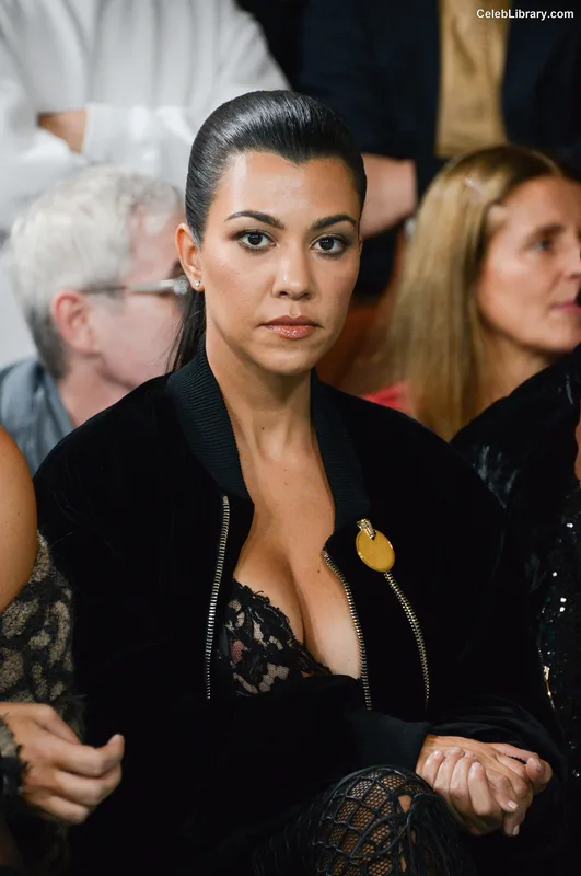 Kourtney Kardashian photo 4 of 603