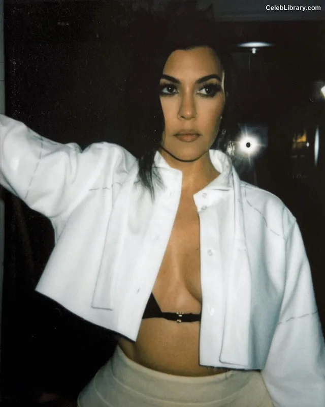 Kourtney Kardashian photo 7 of 603