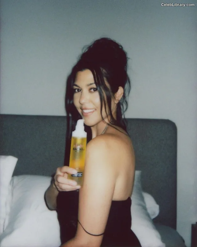 Kourtney Kardashian photo 17 of 603