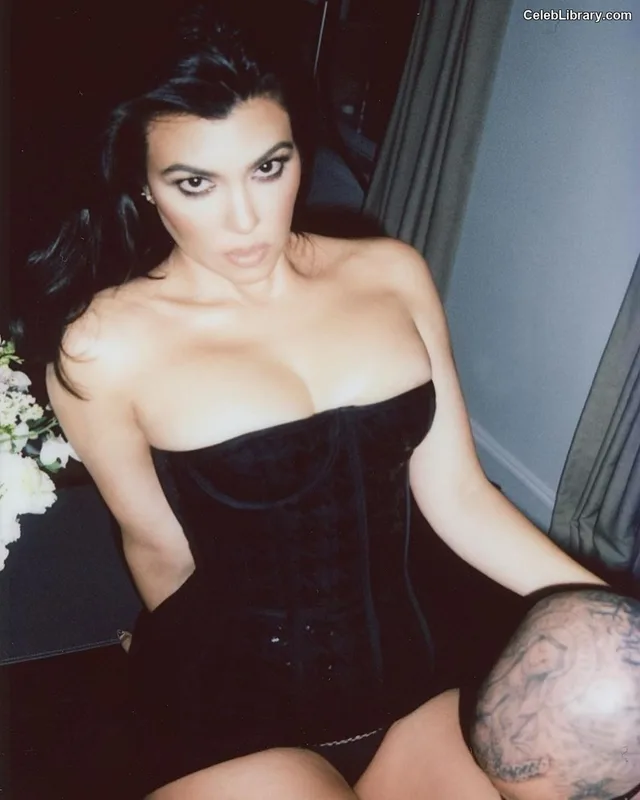 Kourtney Kardashian photo 2 of 603